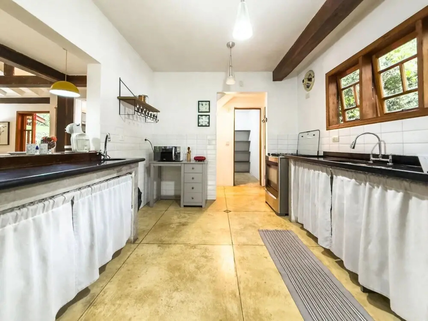 Casa com Piscina Privativa e Natureza – Granja Viana, São Paulo