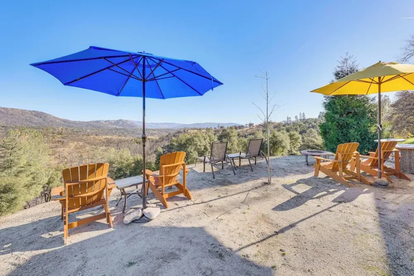 28 Mi to Yosemite: Lovely Mtn Cottage w/ Deck!