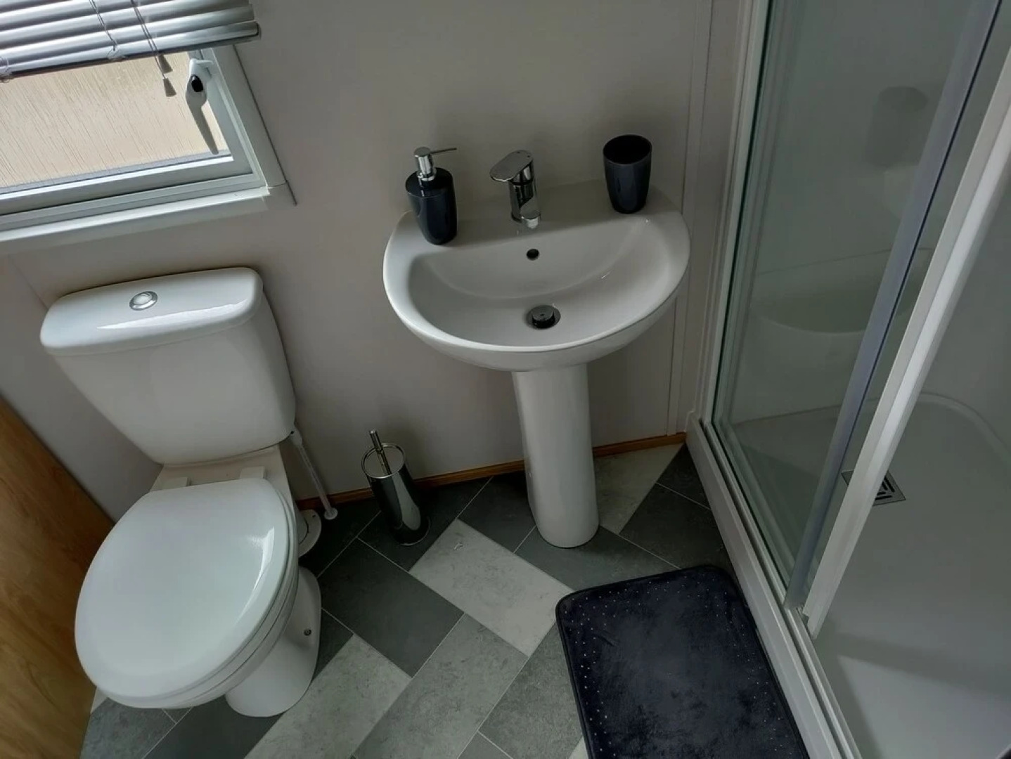 Modern 2 Bed Caravan in Forfar, Scotlan