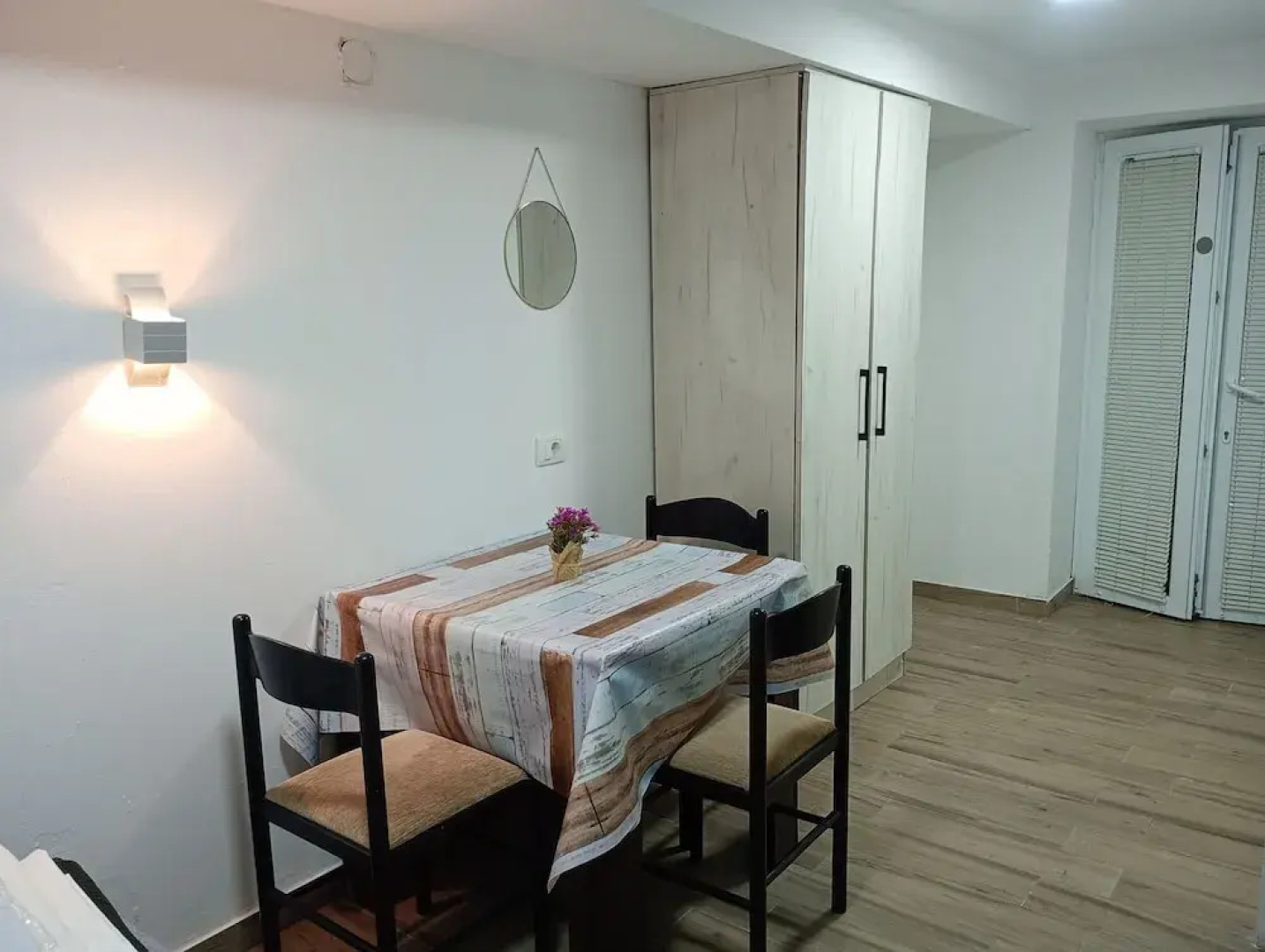 Sereni̇ta Stone House