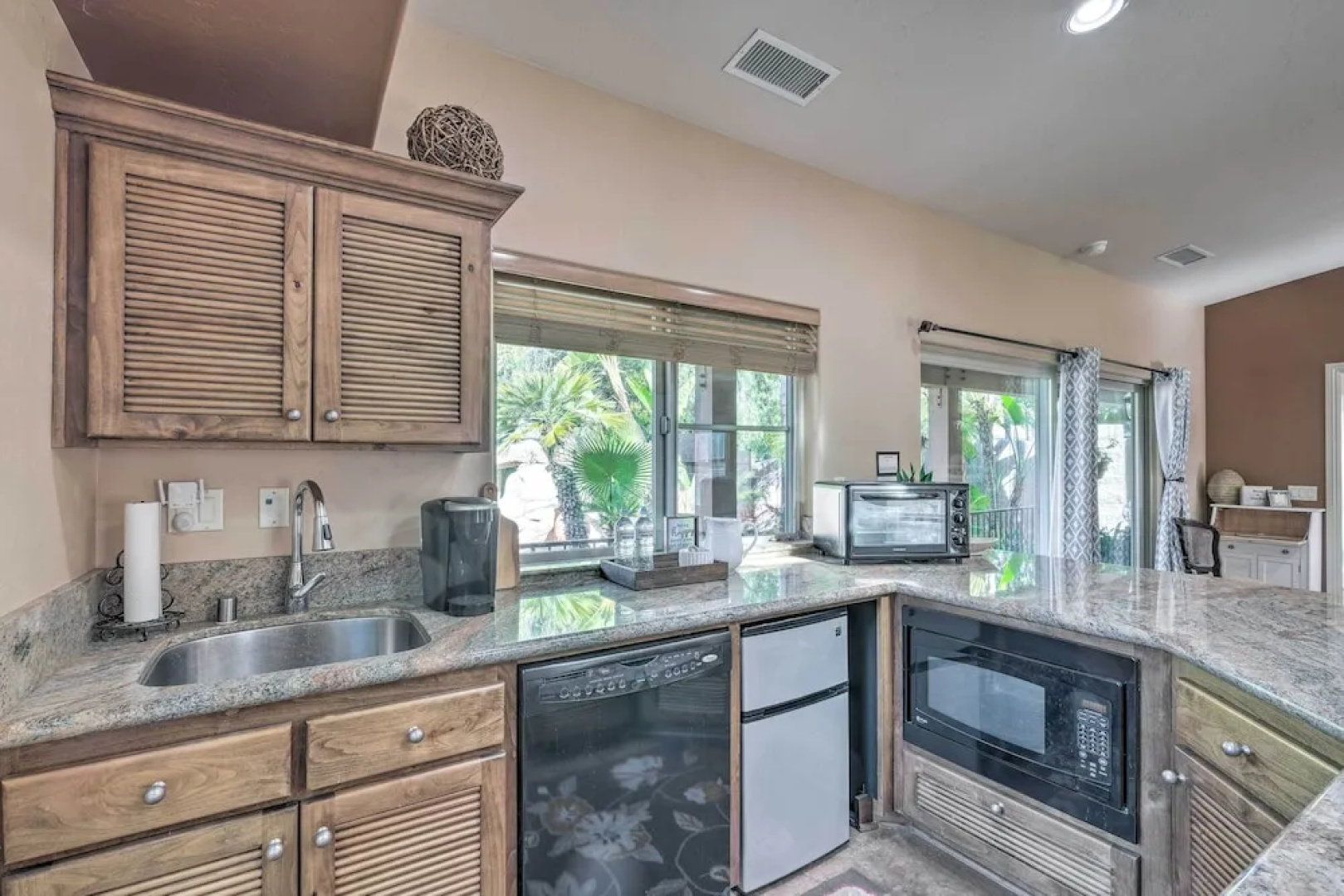 Bright Poway Studio w/ Shared Outdoor Pool!
