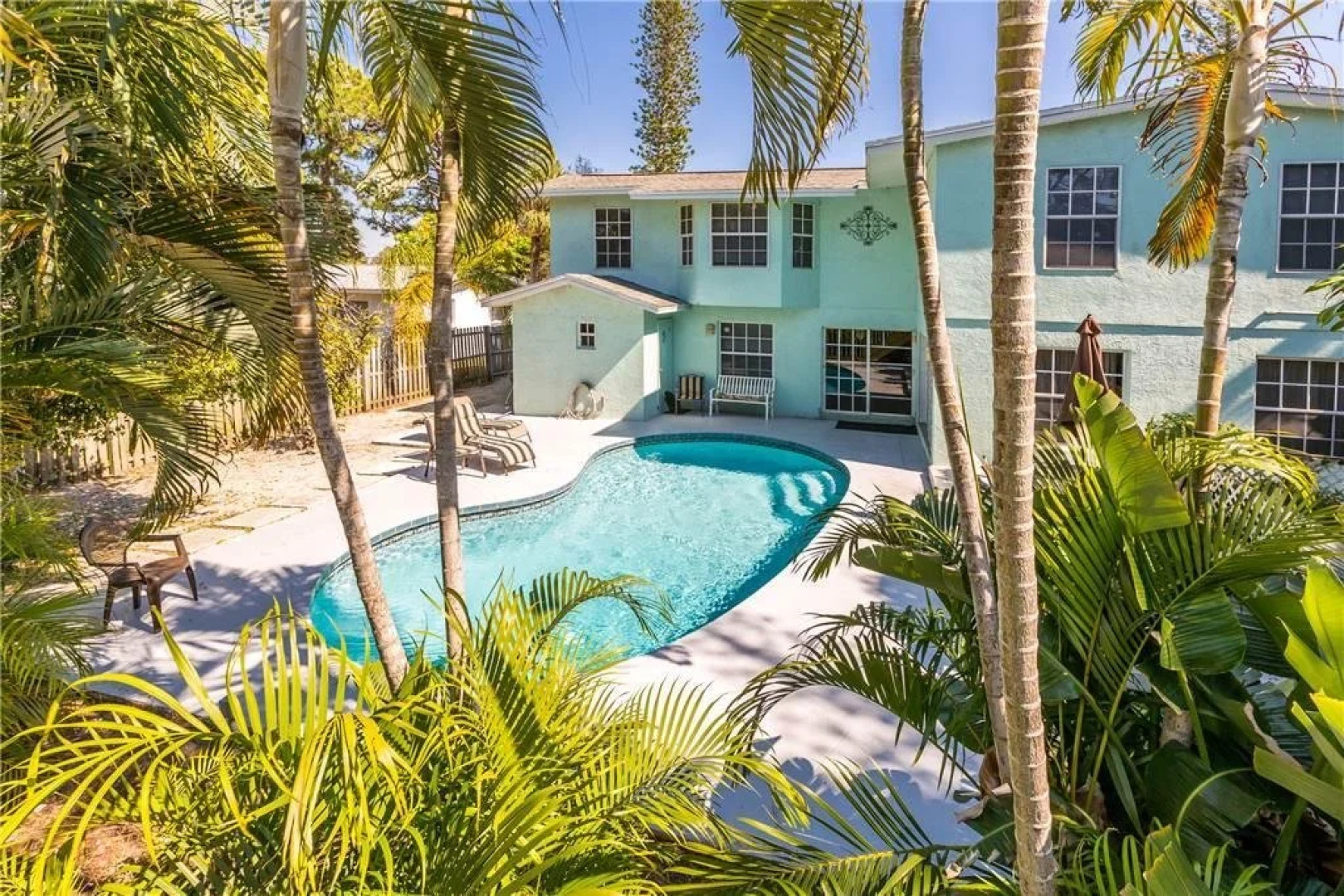 Rialto Mansion - Six Bedroom Home