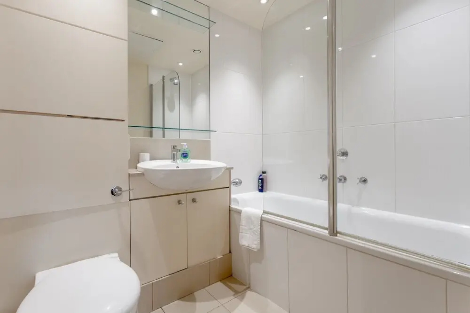 2 Bedroom Flat in Chelsea With Pool and Garden