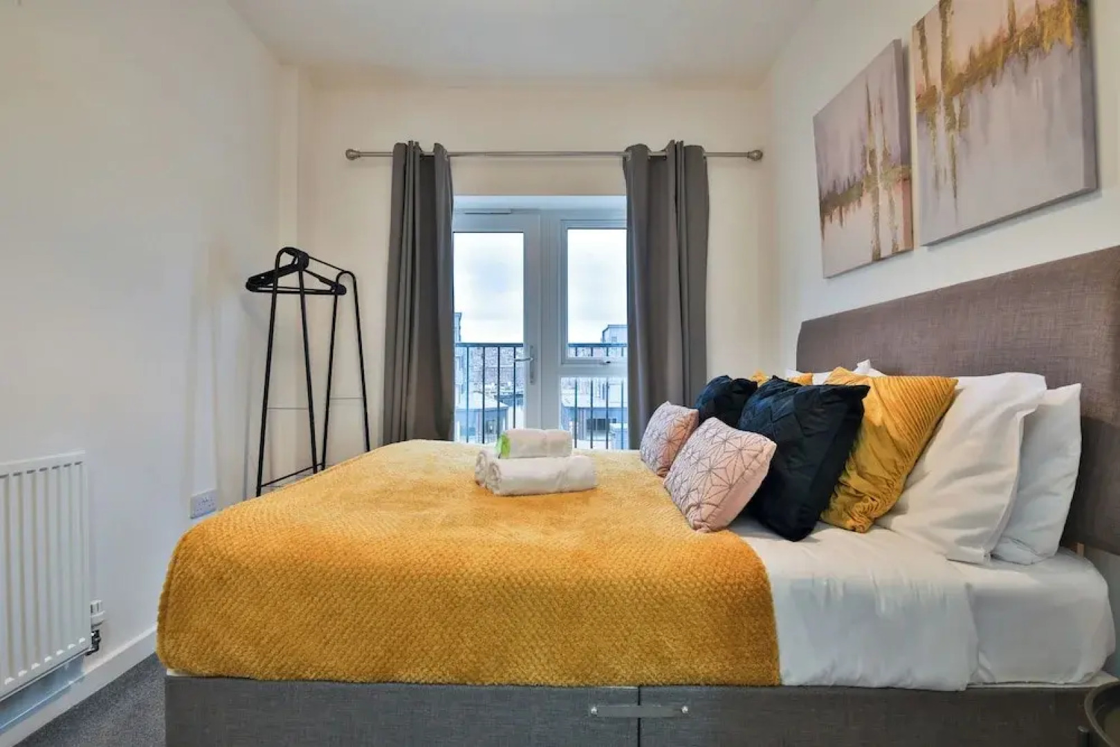 2 Bed Flat with Parking Near Waterfront