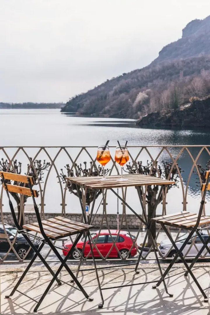 Elide B Tastefully Furnished Apartment Lakefront