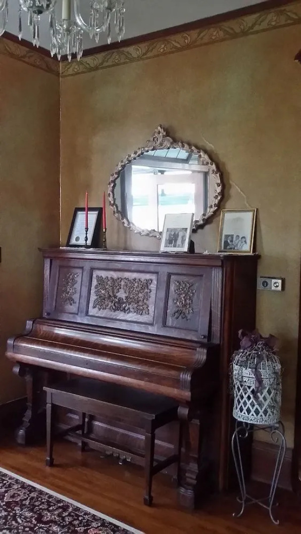 Chestnut Charm Bed & Breakfast