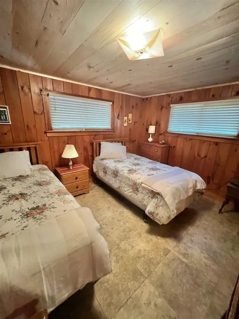 Placyd Pines Limit 8 4 Bedroom Cottage by RedAwning