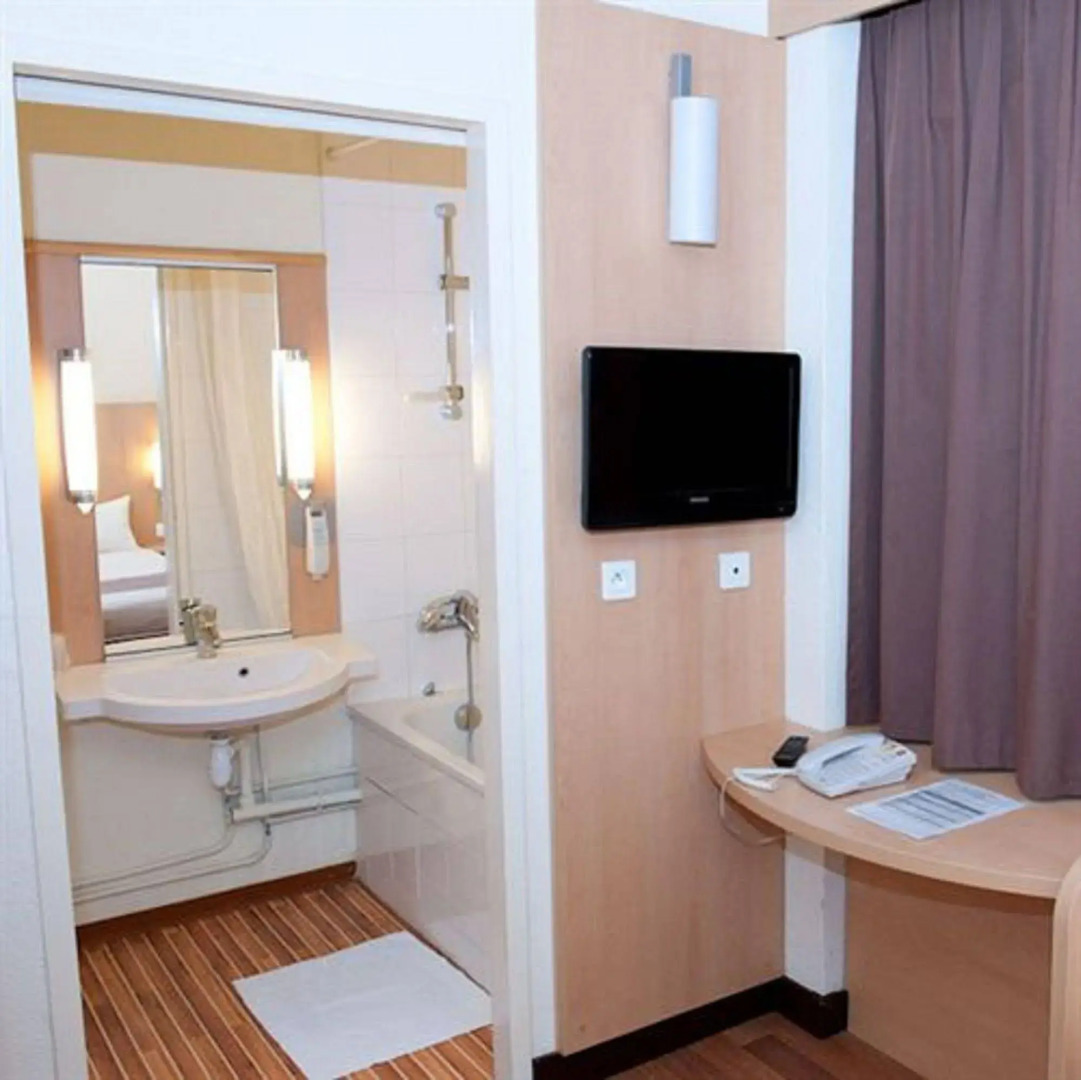 Egg Hotel Paris Gonesse