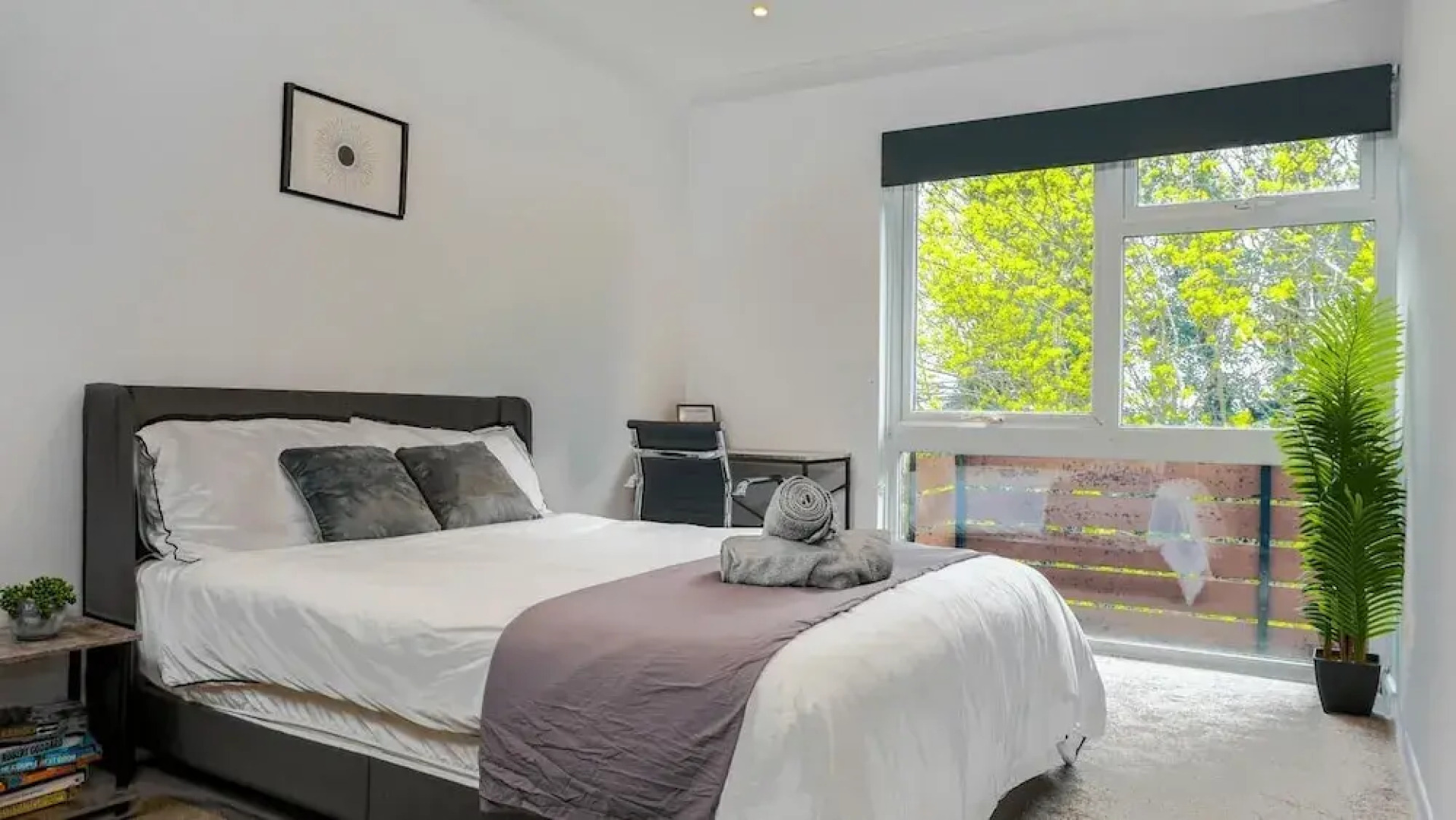 Apartmentsleeps3-balcony-valleyview-parking