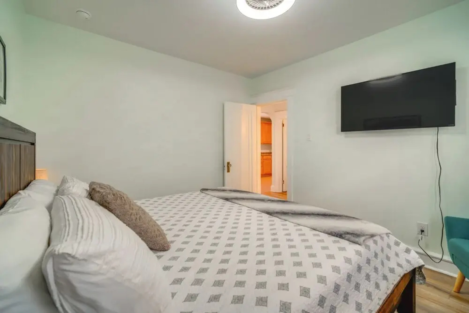 Walk to Beach: Dog-friendly Ventnor City Retreat!