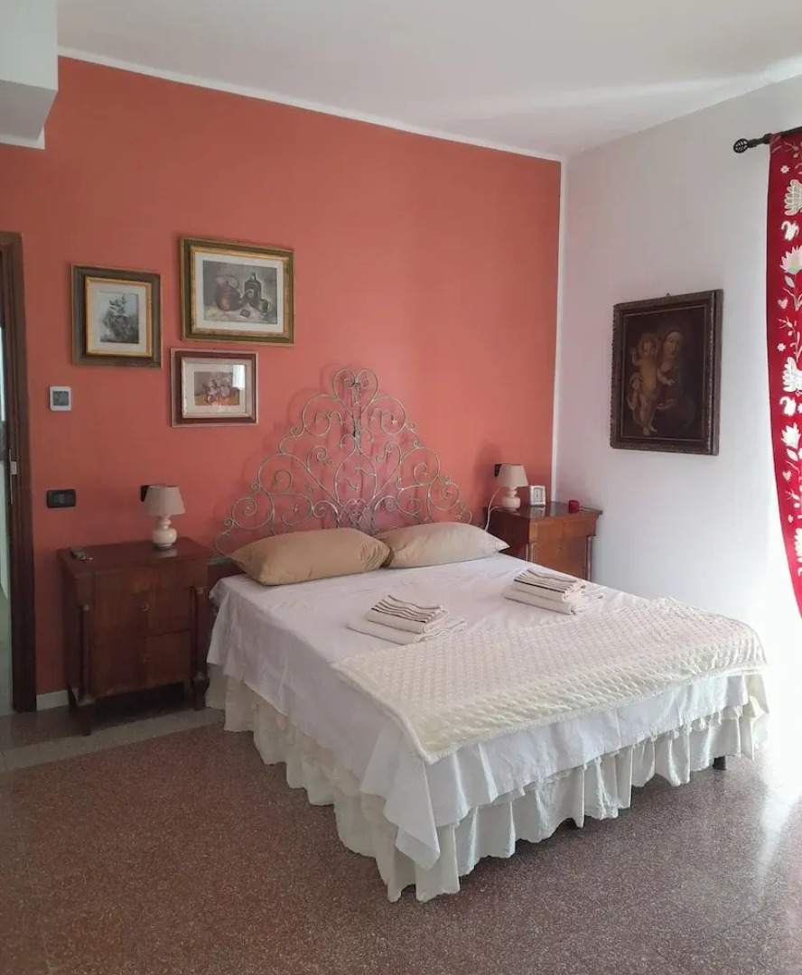 Dueterre Room & Host