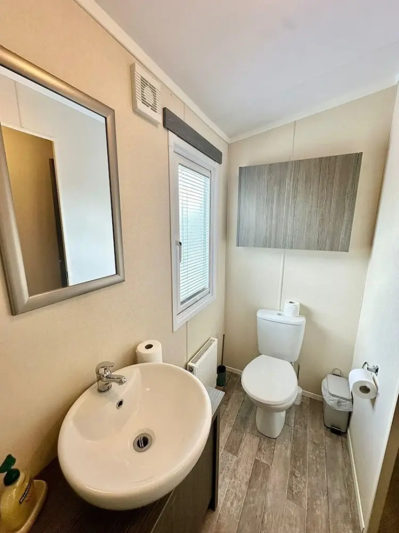 Caravan - Sleeps 4 - Pool - Pet Friendly