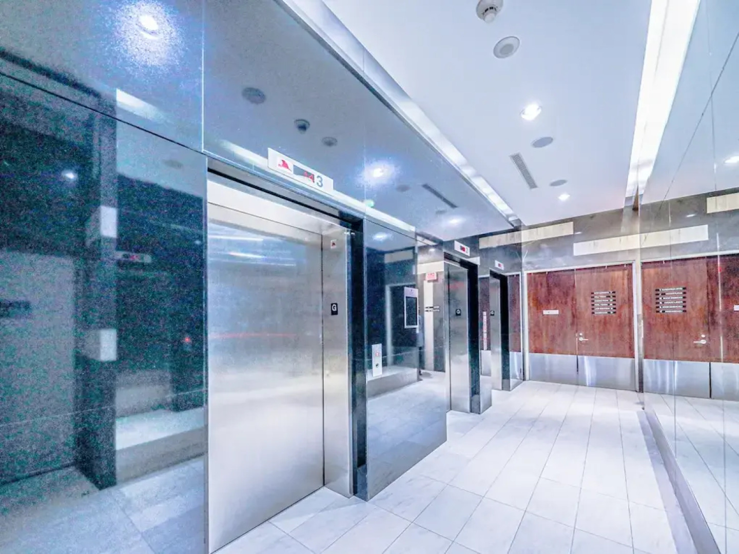 Lake View Luxury Condo by Elite Suites