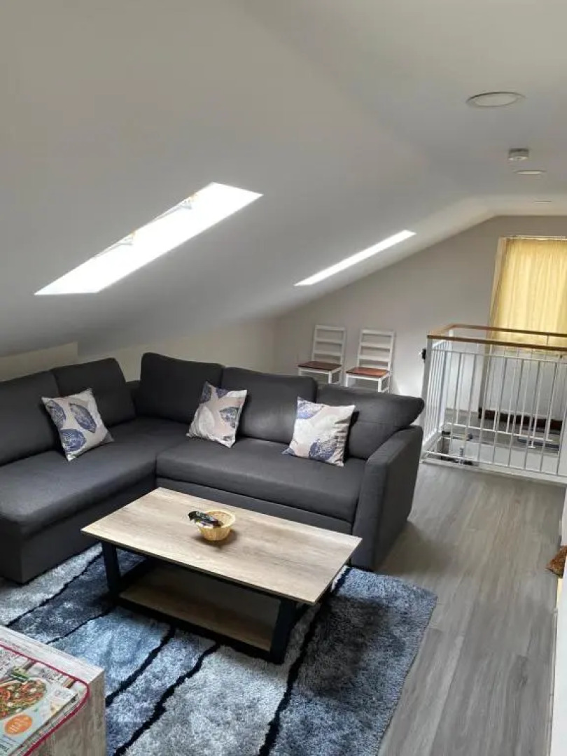 Lovely newly refurbished, 1 bedroom top floor apartment with sea views, fast WI-FI CABLE TV and Netflix