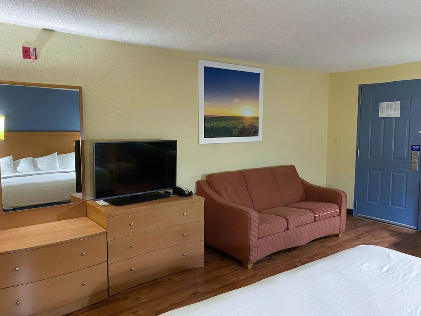Days Inn & Suites by Wyndham Savannah Gateway I 95 And 204