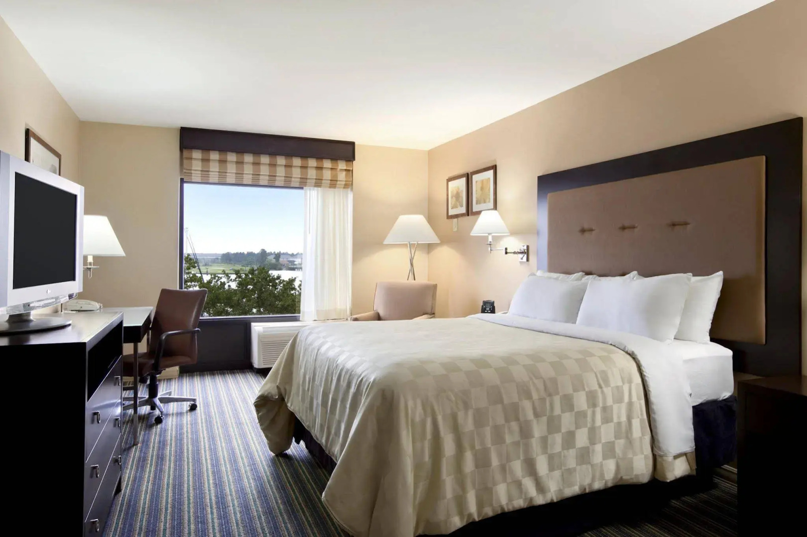 DoubleTree by Hilton New Bern Riverfront