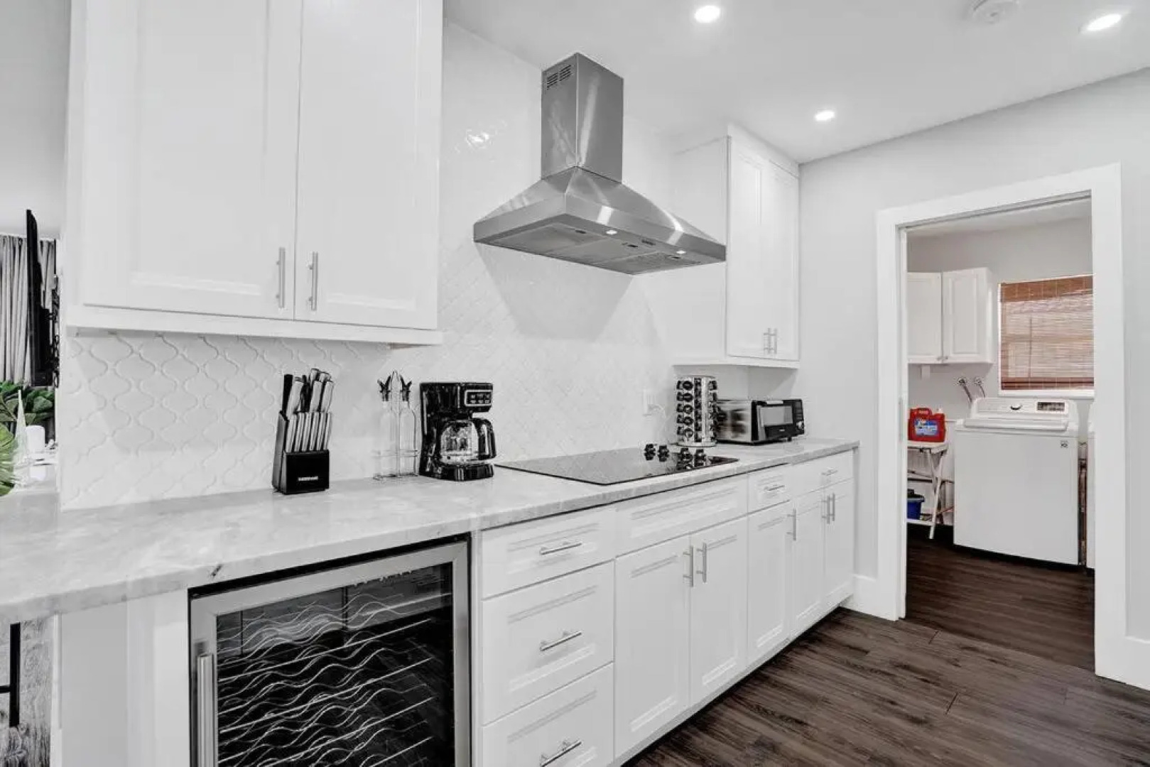 Stunning 4 Bedrm New Pool+Jacuzzi 1 Mile to Beach