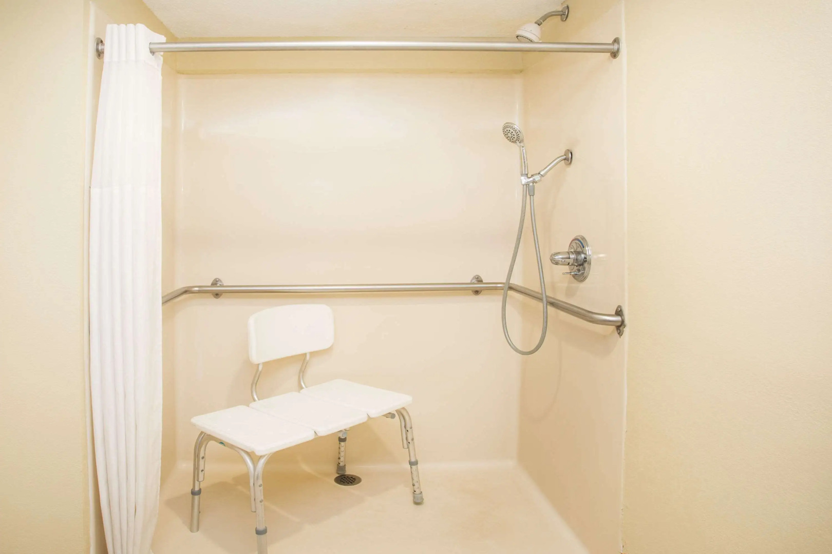 Days Inn & Suites by Wyndham Columbia Airport