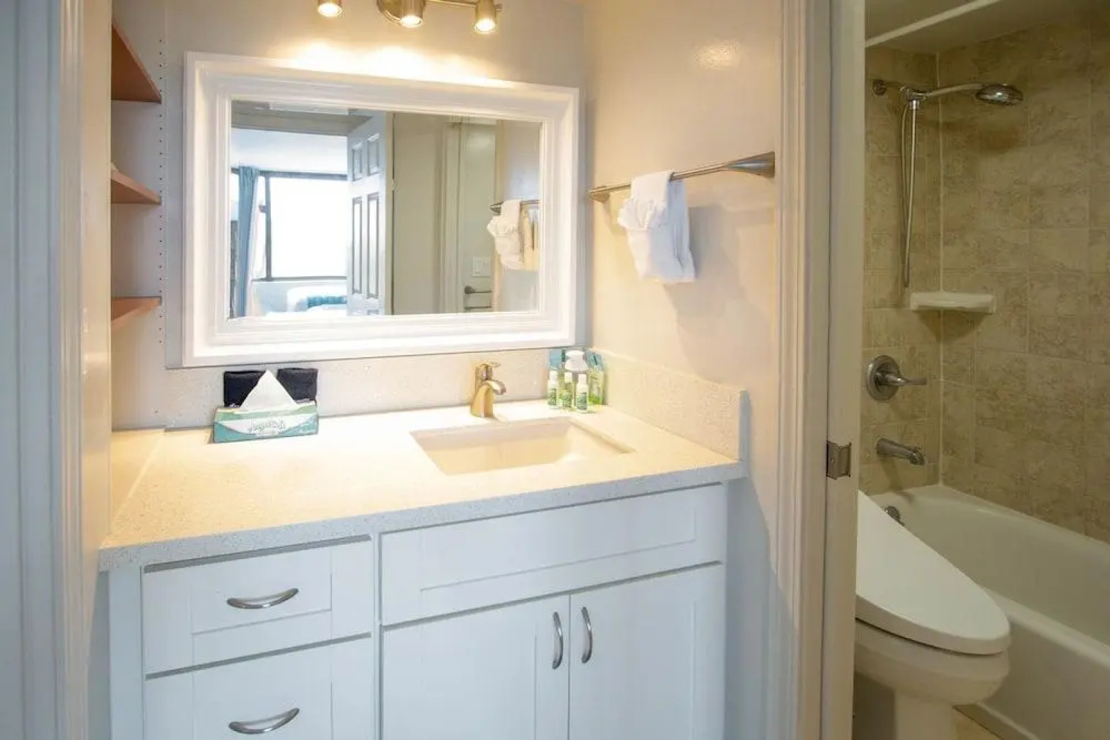 Waikiki Banyan - Ocean View Tower 1 Suite 3209