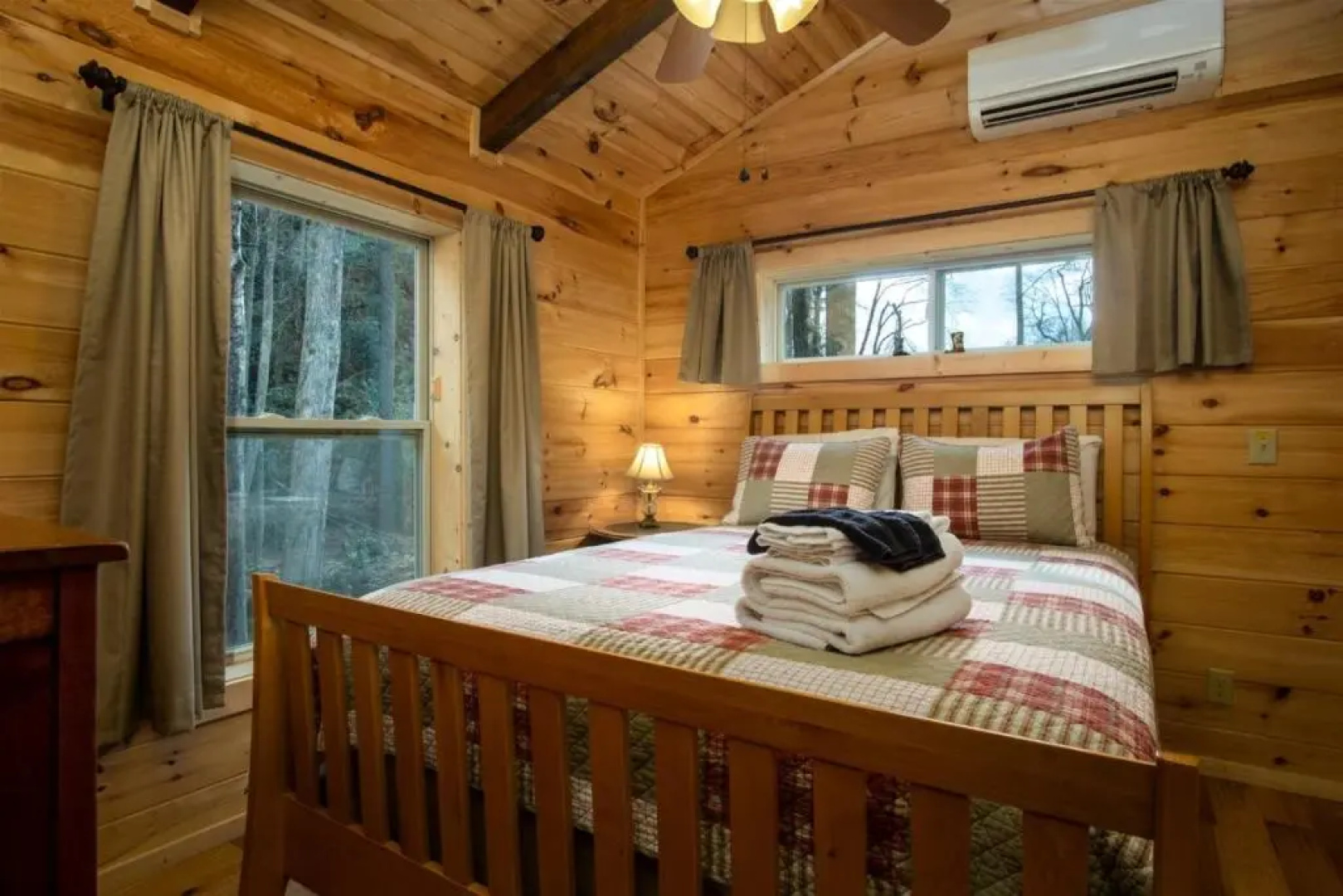 Creekside Log Cabin in Pisgah Forest