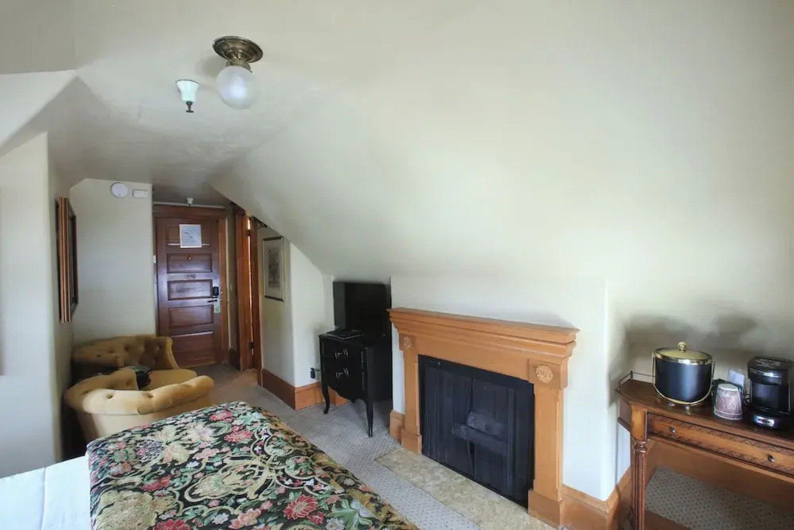 The Charles Pacific Grove - Artfully Designed Inclusive Inn