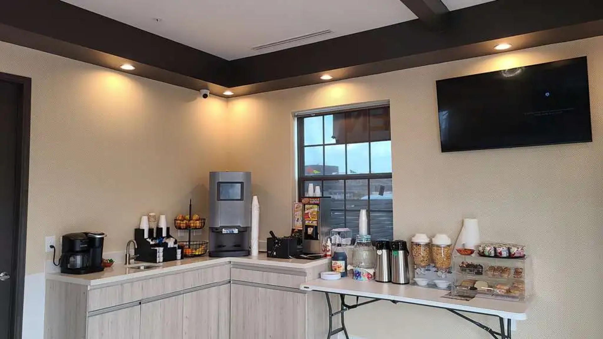 Comfeeni Inn and Suites