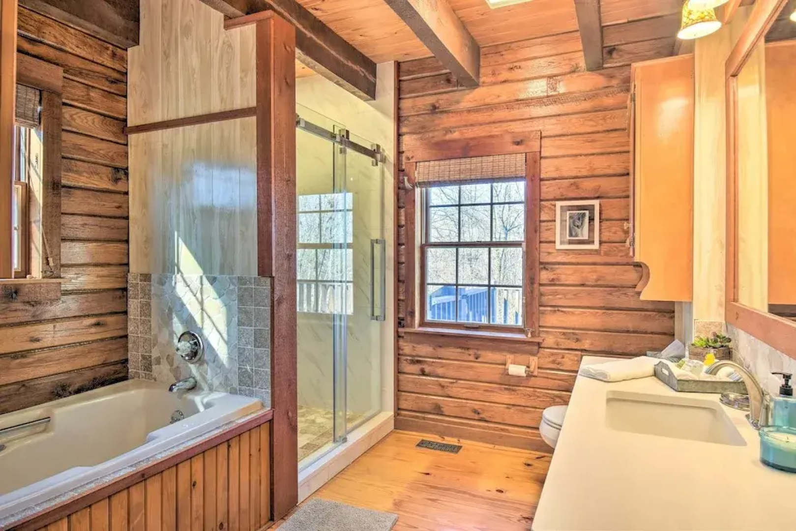 Luxury Pearcy Cabin w/ 5 Private Acres + Hot Tub!