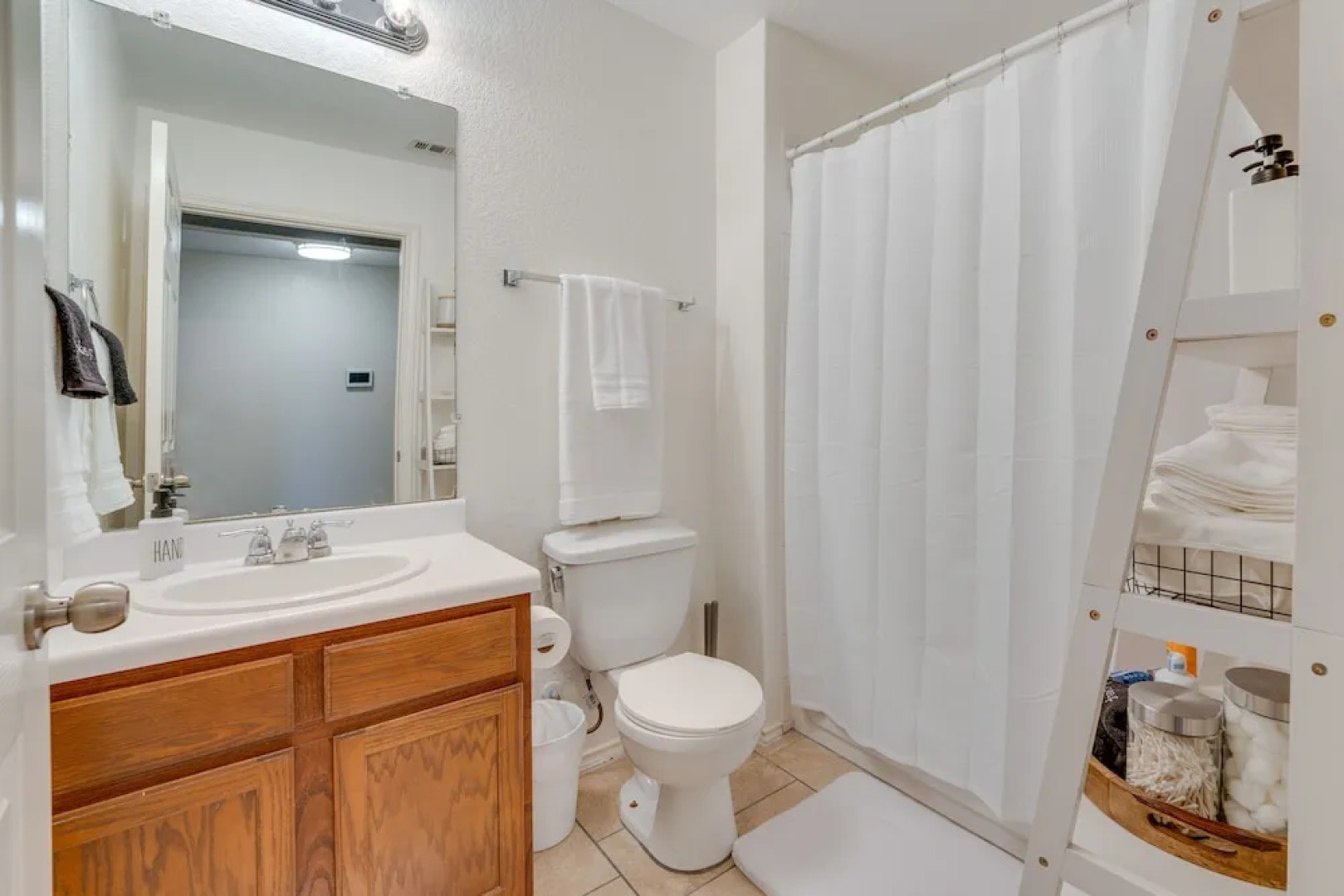 Sunny Universal City Home ~ 18 Mi to San Antonio!