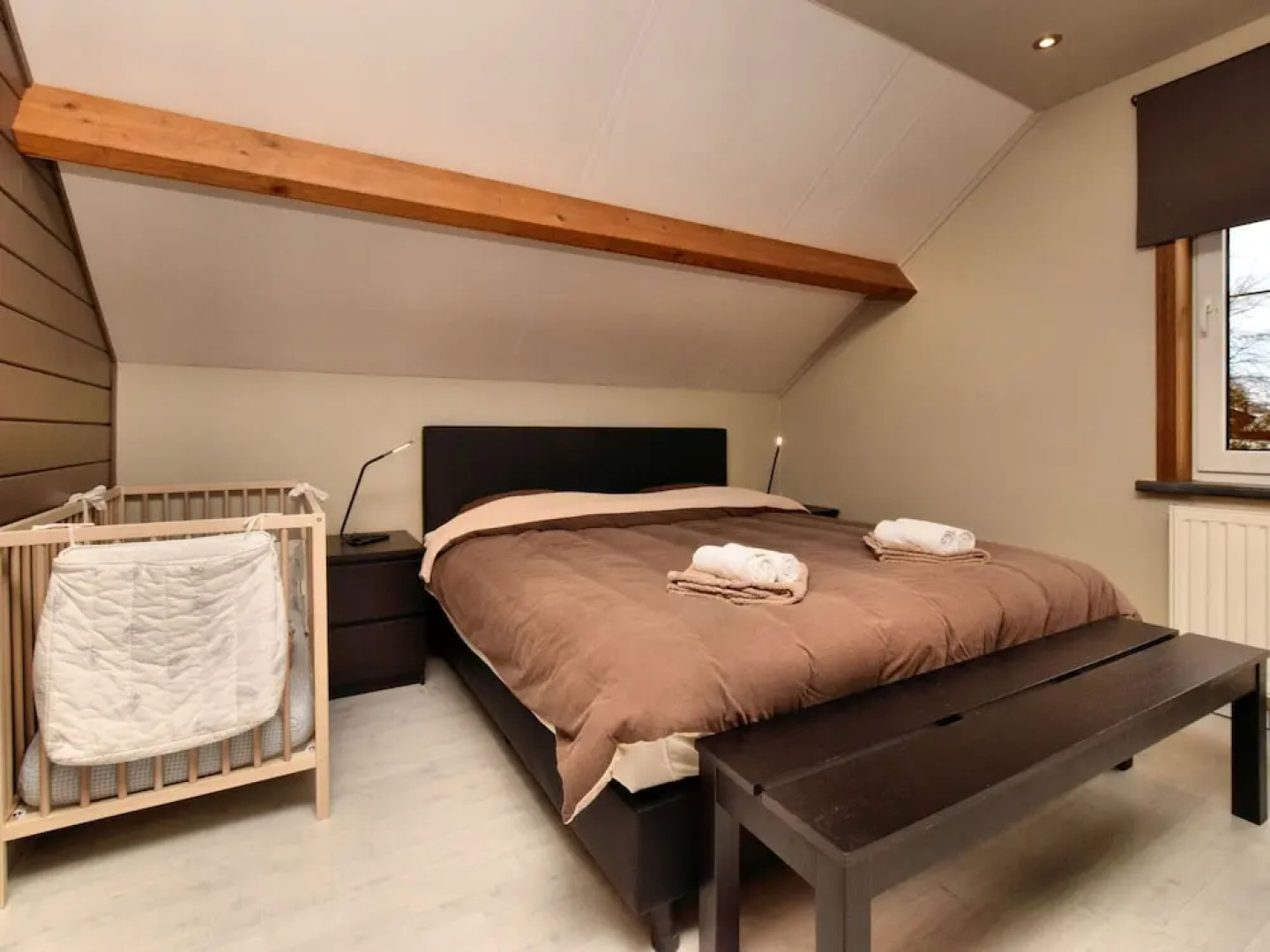 Beautiful, Luxury Home with Sauna, Hot Tub, Private Bathrooms