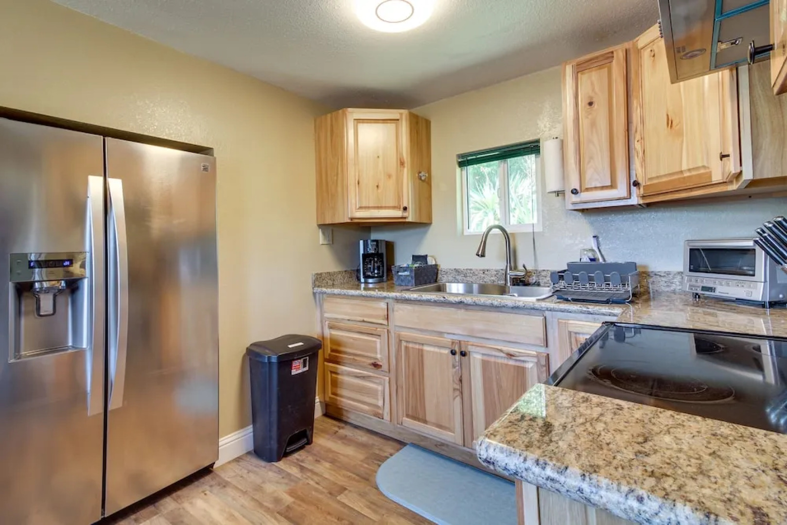 On-site Creek & Fishing: Cozy Coos Bay Retreat!