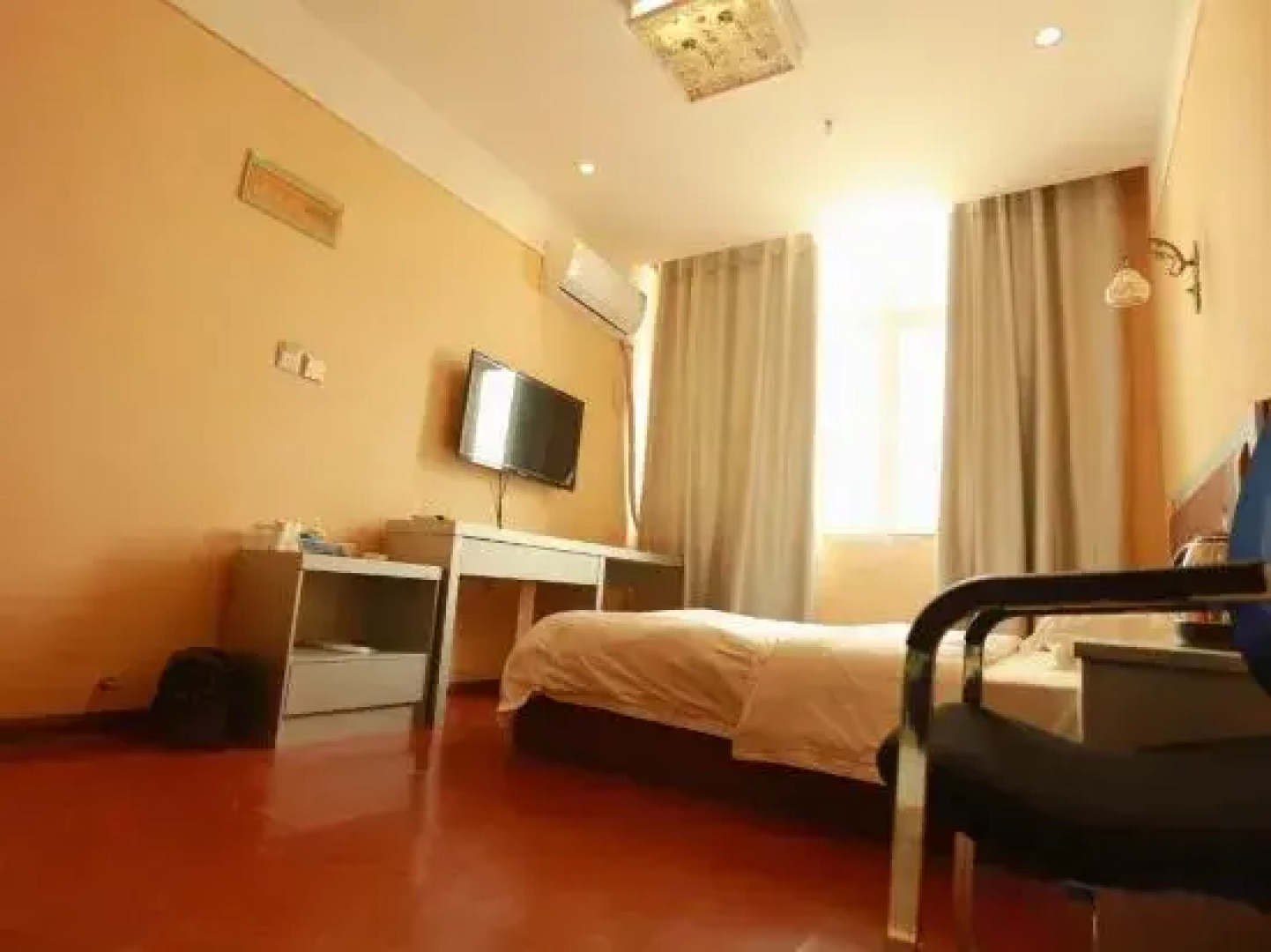 Ruoqi Ancient City Business Hotel