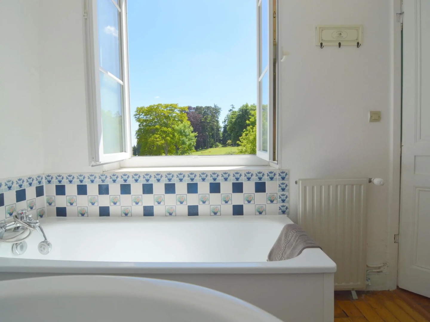 Heritage Castle in Asnieres with Garden