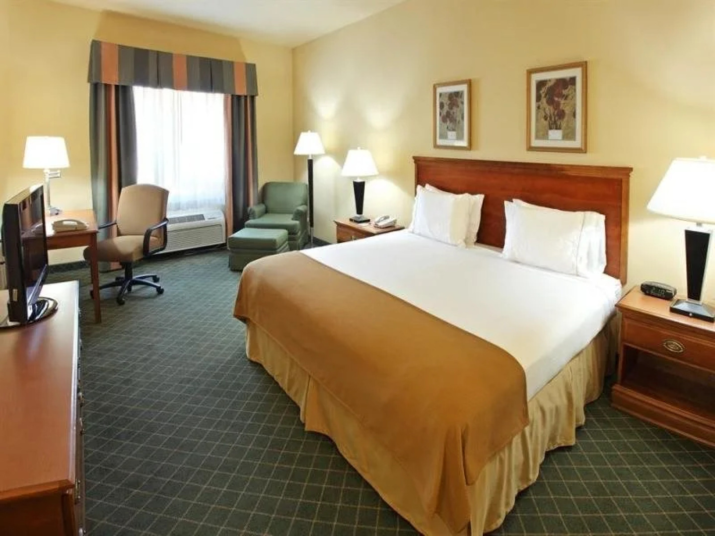 Holiday Inn Express Hotel & Suites MAGNOLIA-LAKE COLUMBIA
