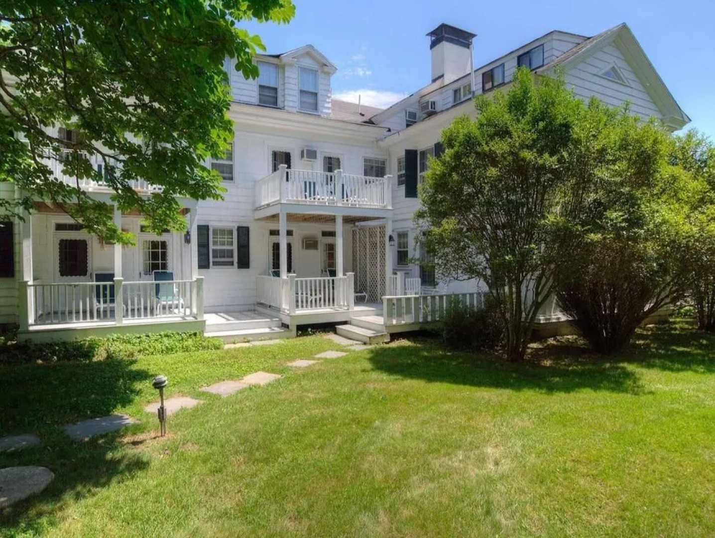 Village Latch Inn Hotel