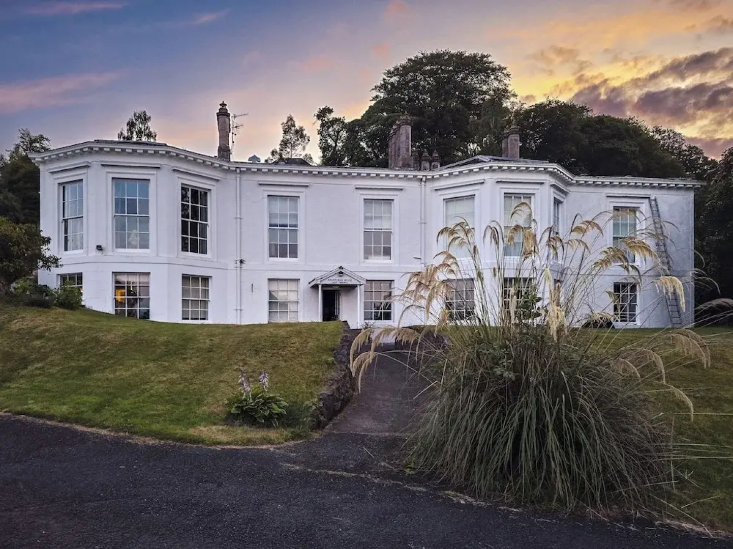 2 Bed House - Sleeps 4 - Pets - Parking - Wifi