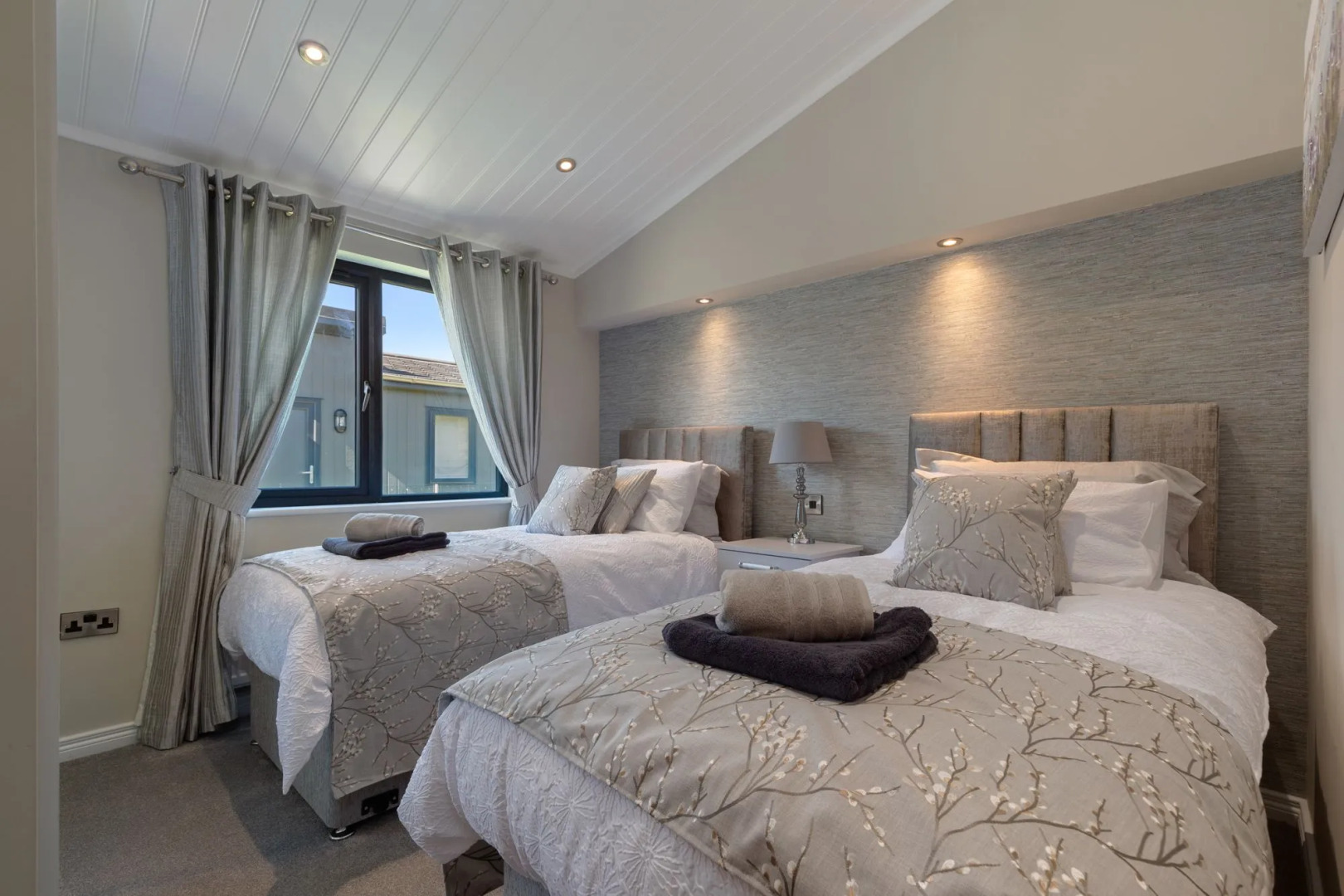 Dewin Bach - Luxury Lodge, Hot Tub, Close to Beach