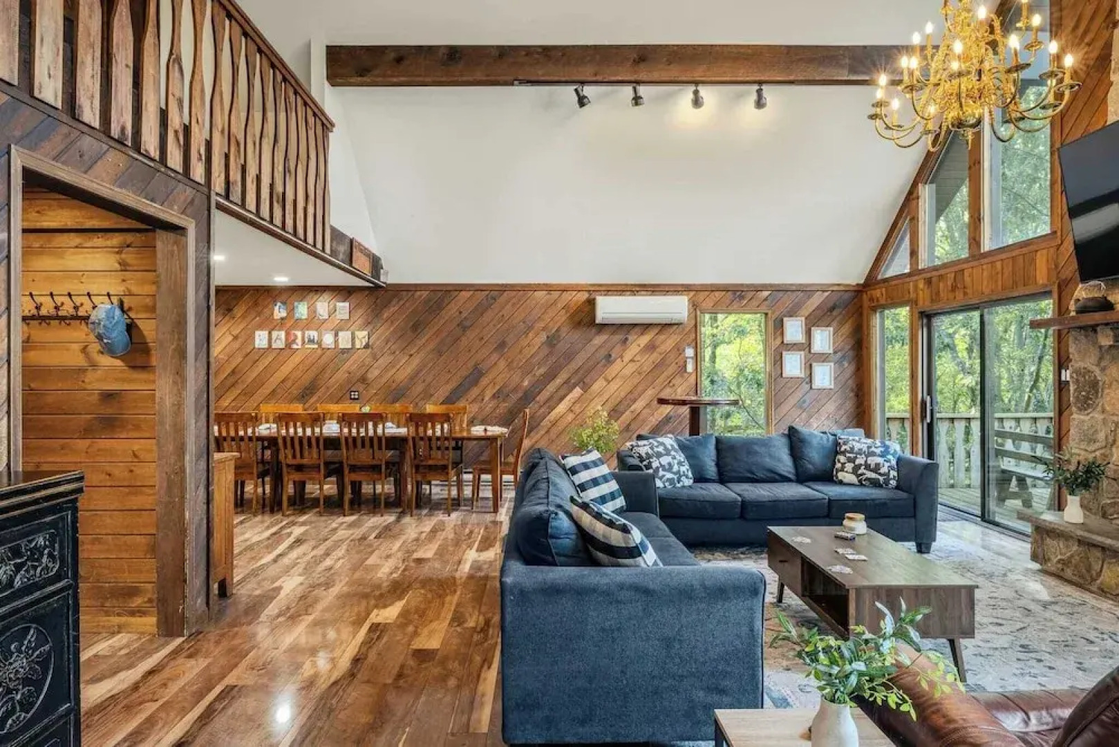 Sky View Chalet by Avantstay Stunning Interior, Spacious Deck, Hot Tub, & View