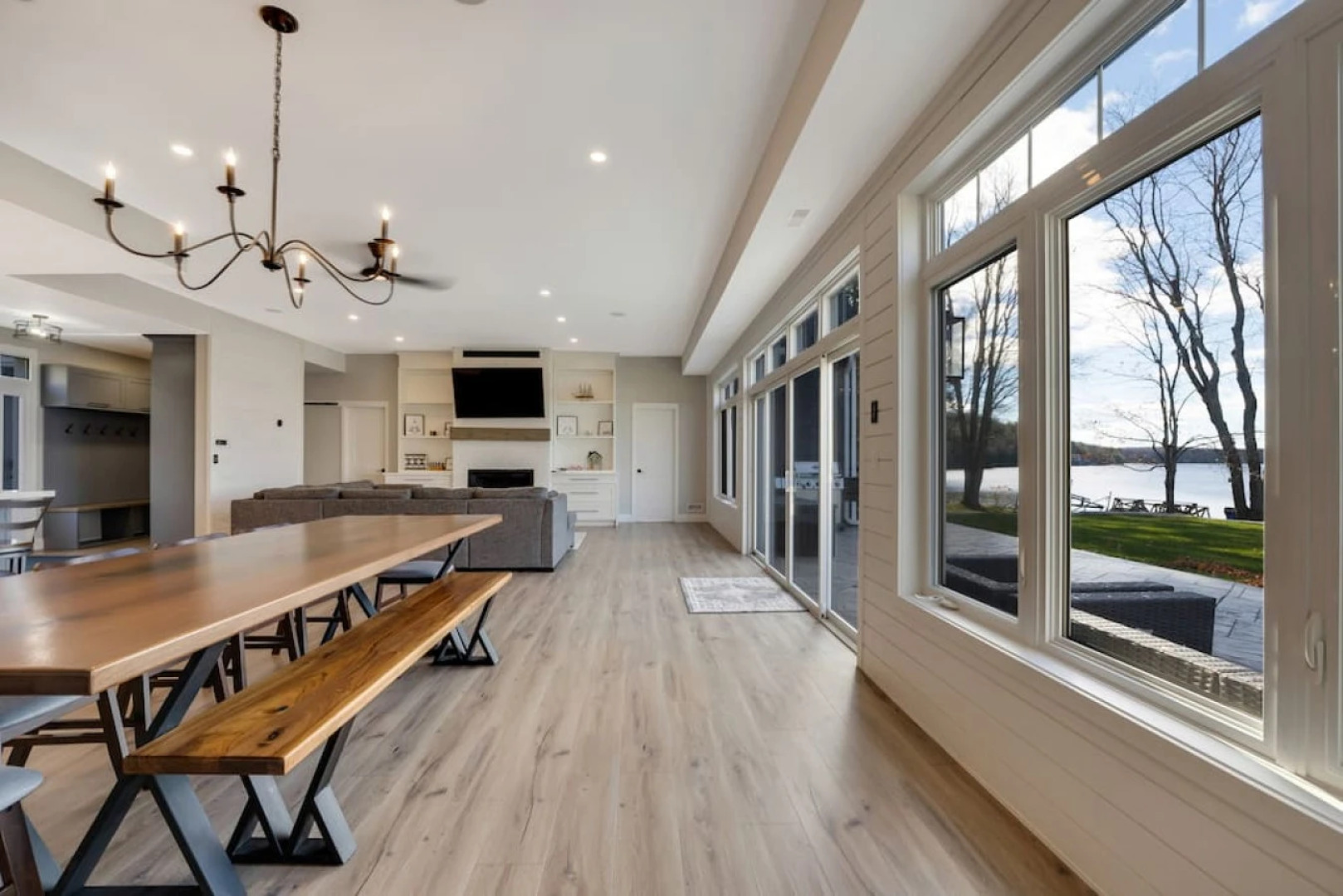 Luxury Cottage overlooking Wollaston Lake-Hot tub