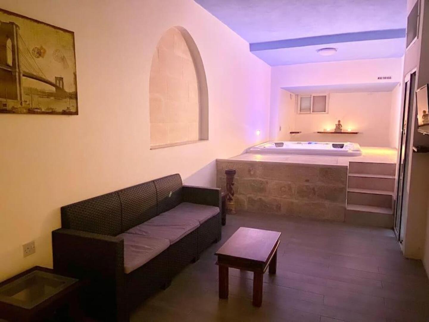 Villa Rossa Gozo - 5 bedroom ensuite with pool & jacuzzi