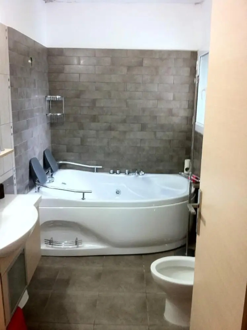 Luxurious 6 Bedroom Villa In a Great Location