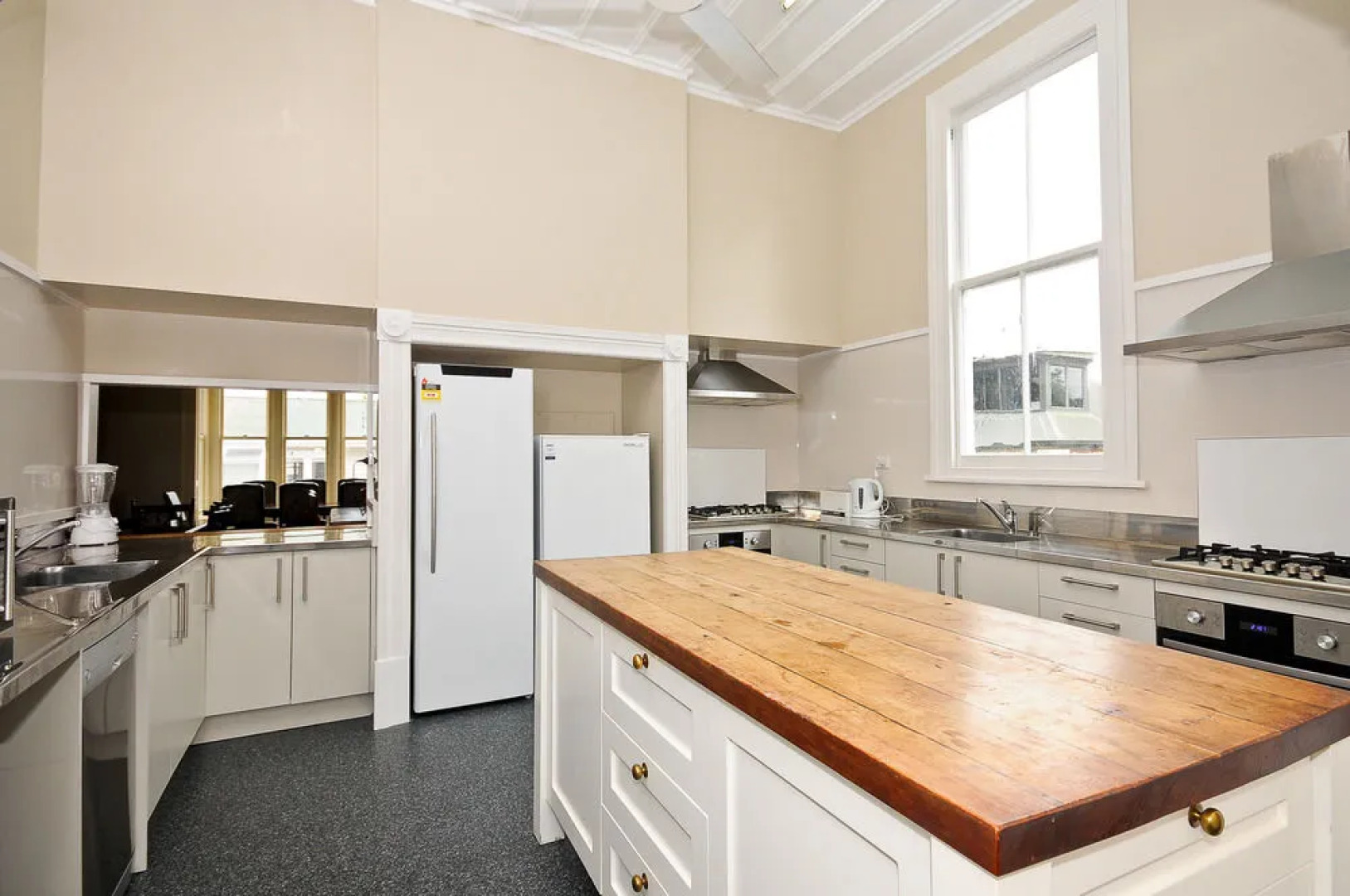 Valmai House & Motel