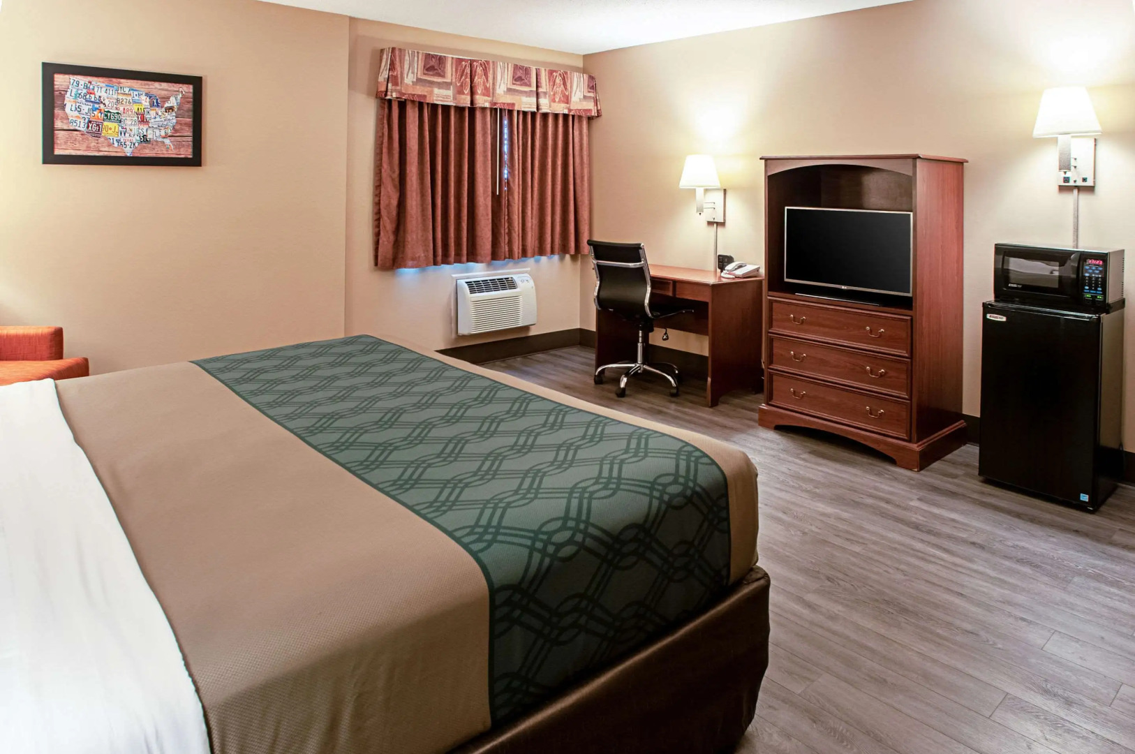 Econo Lodge on the Bay