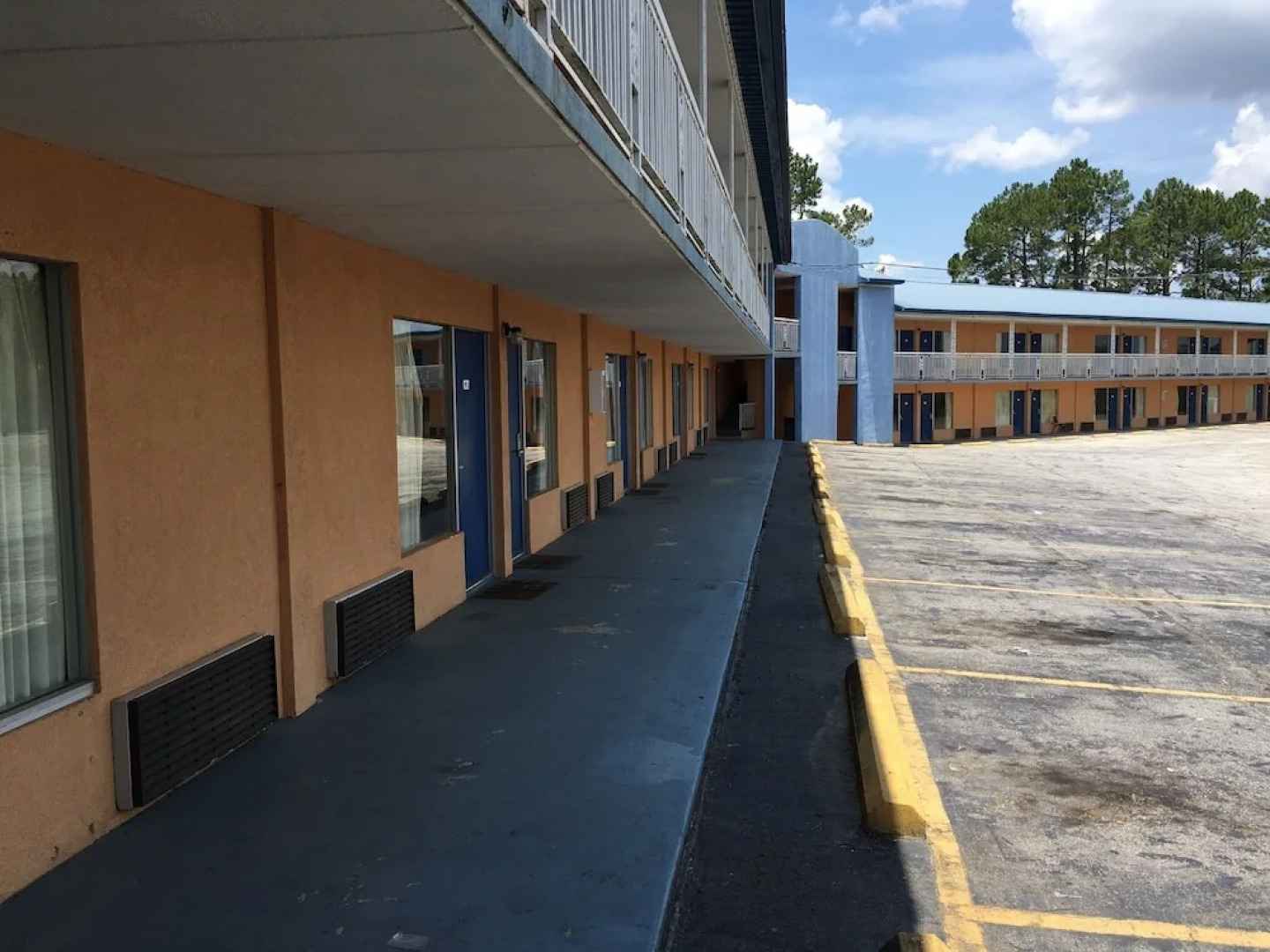 Ashburn Inn & RV Park