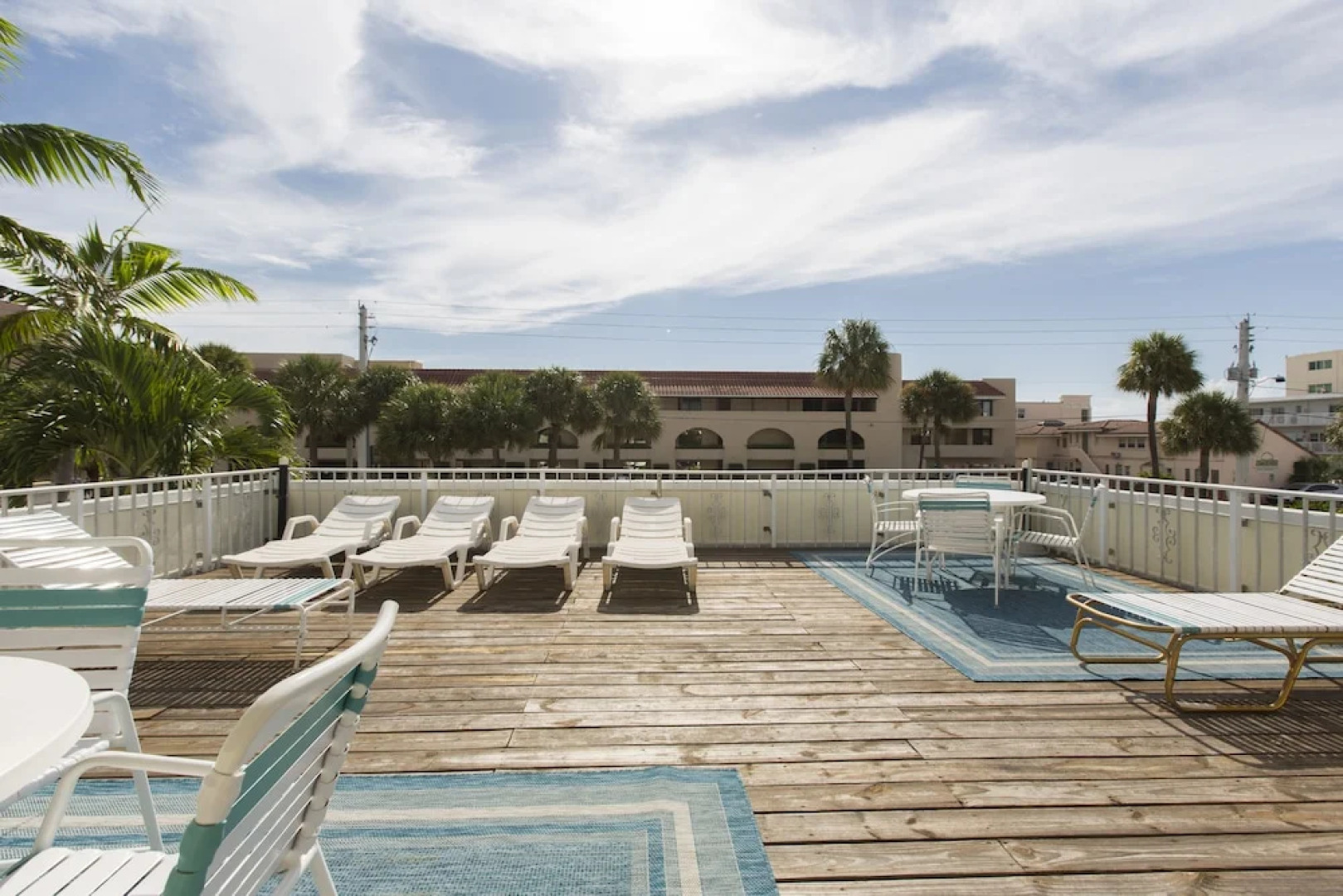 Sunny Shores Inn & Suites