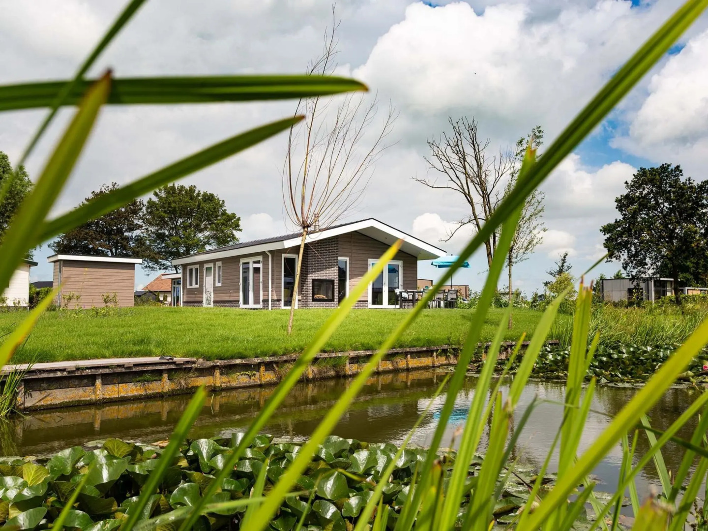 Detached, comfortable chalet with dishwasher, 8 km. from Hoorn