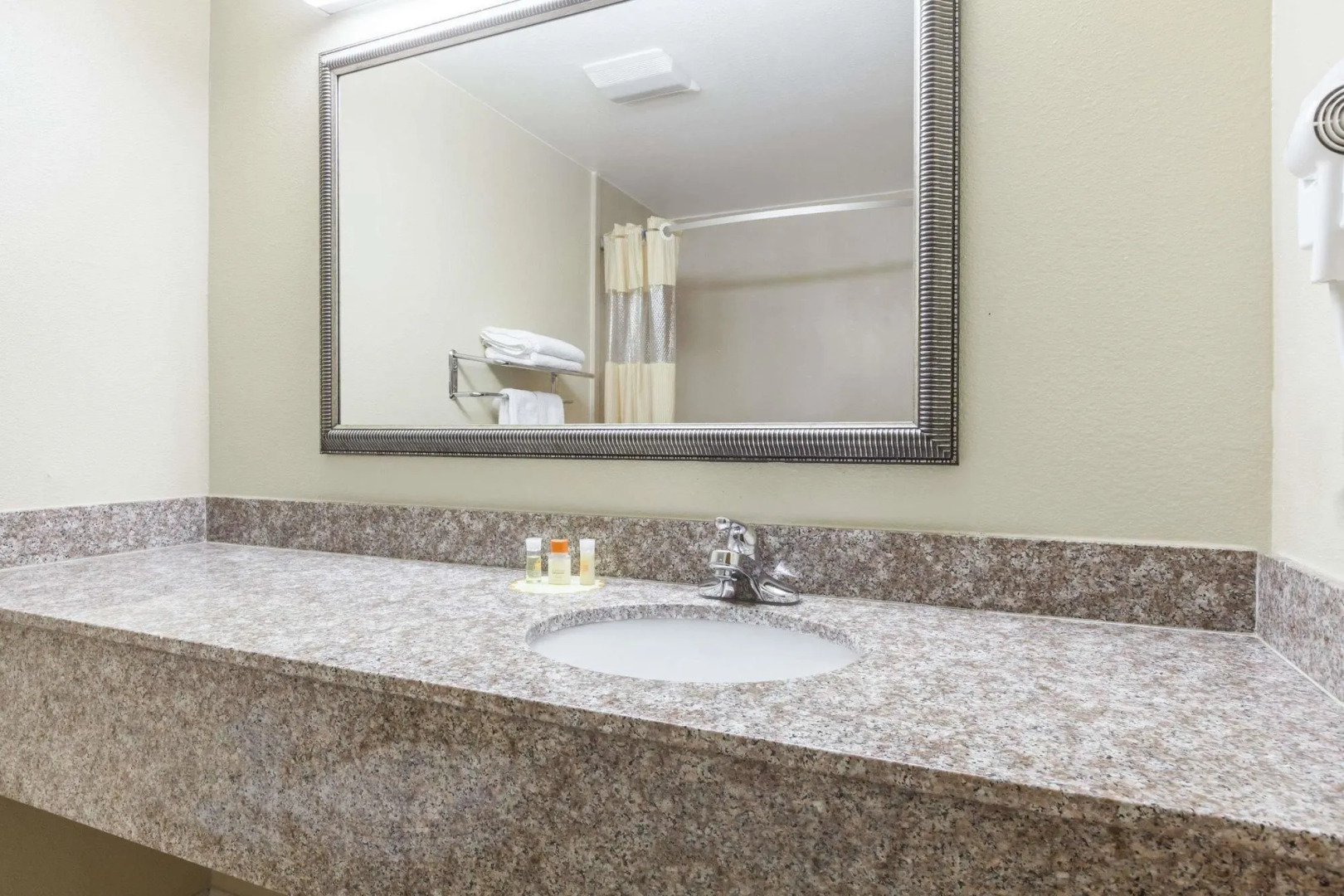 Days Inn by Wyndham LaPlace- New Orleans