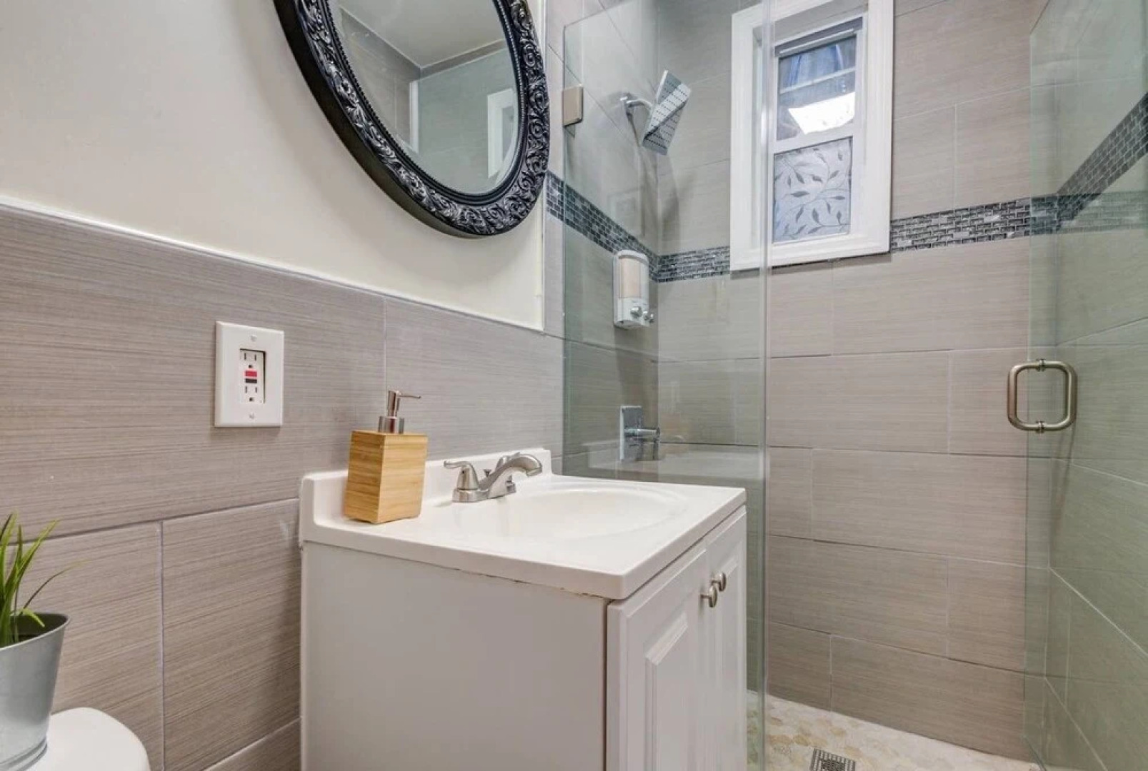 Huge 2 condos by JSQ Path 15 Mins to NYC