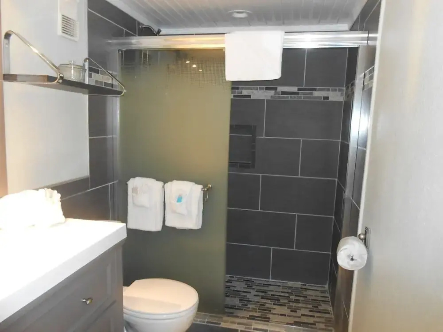 1205 Waters Edge Resort 1 Bedroom Condo by Redawning