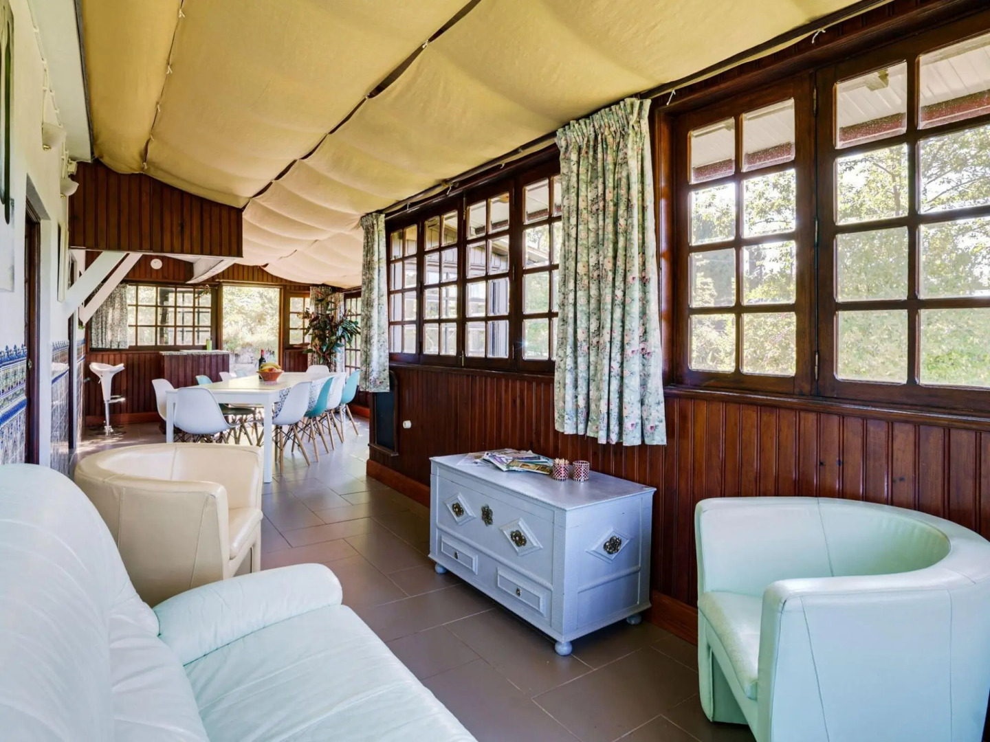 Cottage With Shared Pool