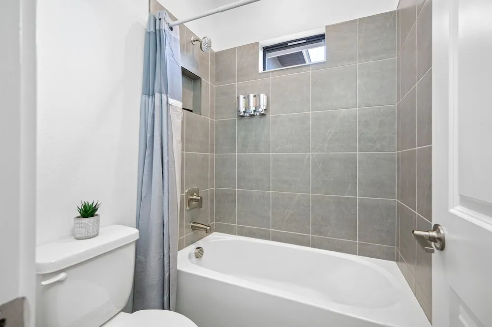 Luxury Modern Villa w/ Pool, Jacuzzi & Amenities!